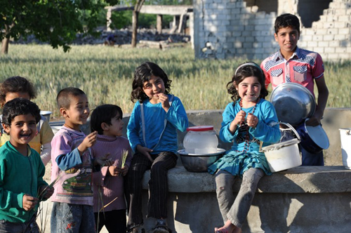 Những đứa trẻ xách xô tại Syria ảnh 1
